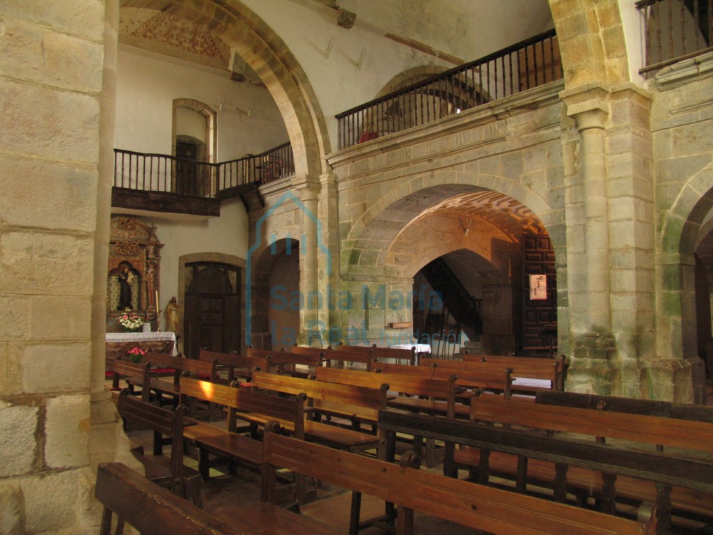 Interior del templo hacia los pies