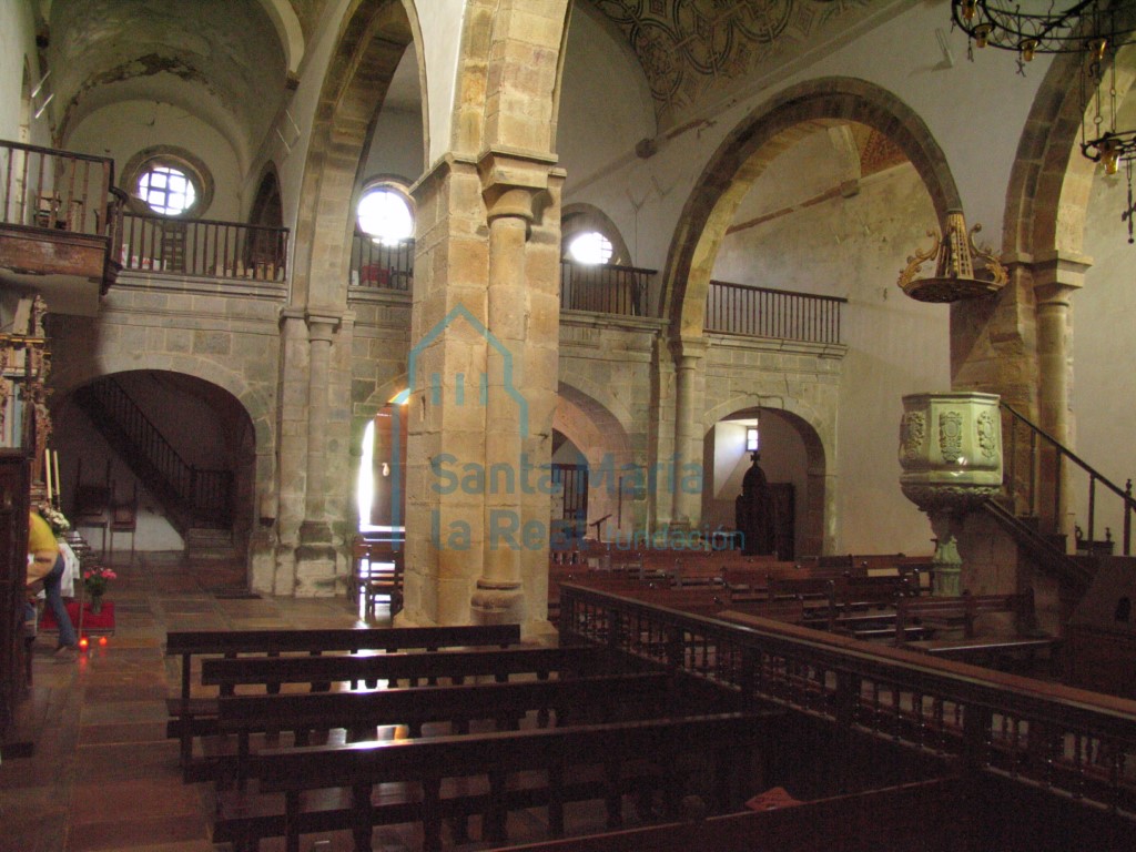 Interior del templo hacia los pies