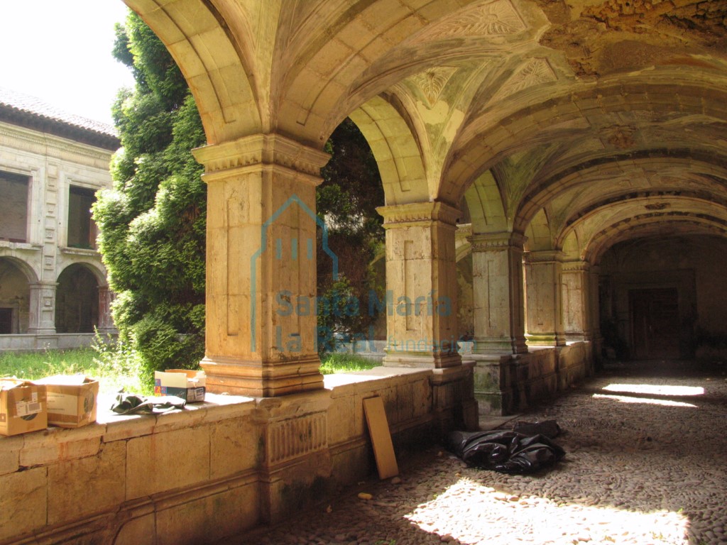 Vista general del interior del claustro
