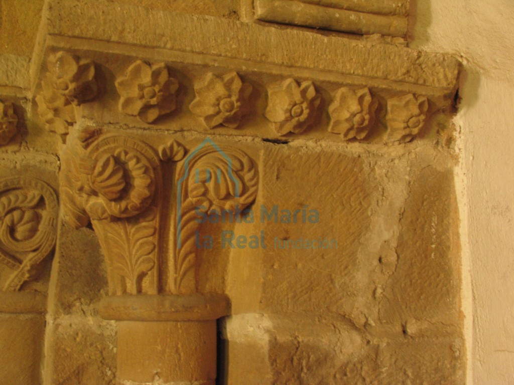 Detalle capitel de la portada meridional que comunica con el claustro