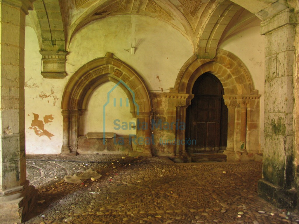Portada meridional de la iglesia. Vista del claustro