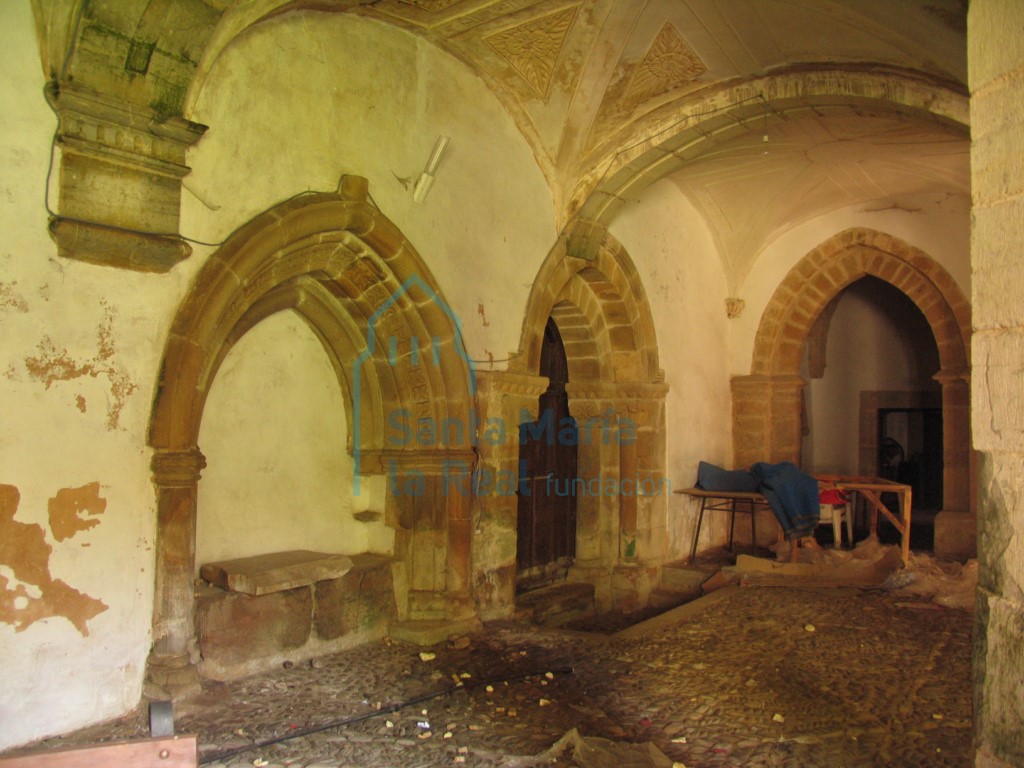 Vista del claustro y la portada meridional de la iglesia