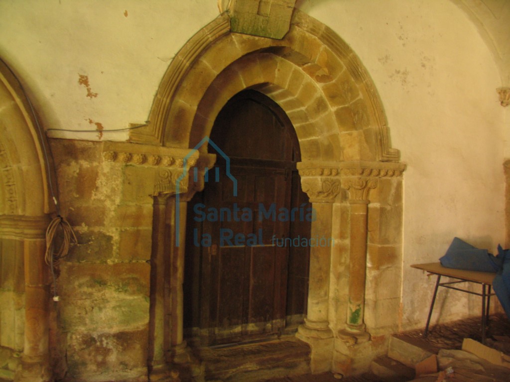 Vista de la portada meridional de la iglesia que comunica con el claustro