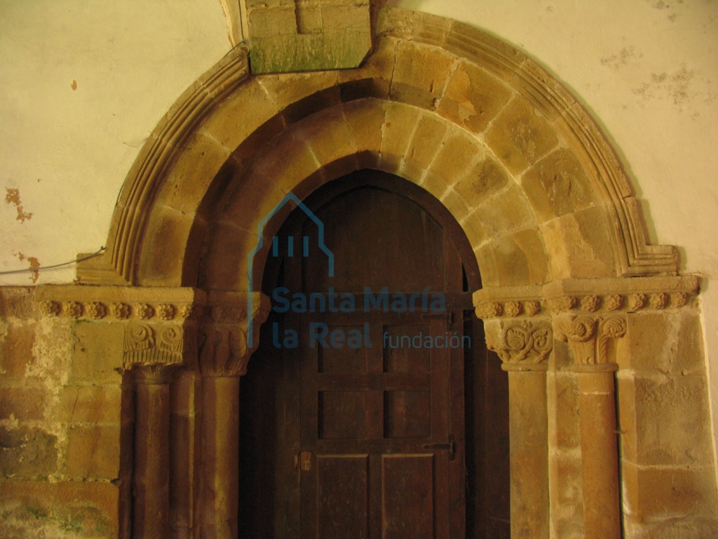 Portada meridional de la iglesia en comunicación con el claustro