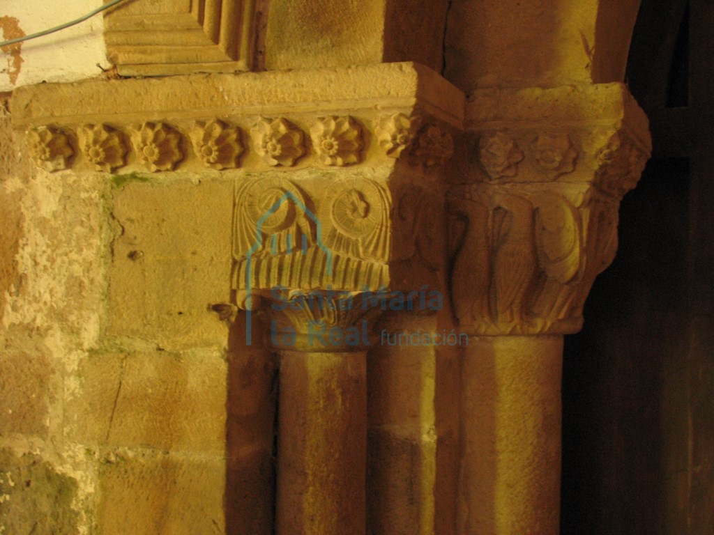 Capiteles del lado izquierdo de la portada meridional