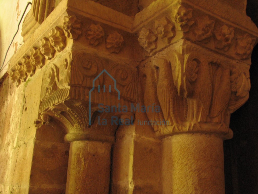 Detalle de los capiteles del lado izquierdo de la portada meridional