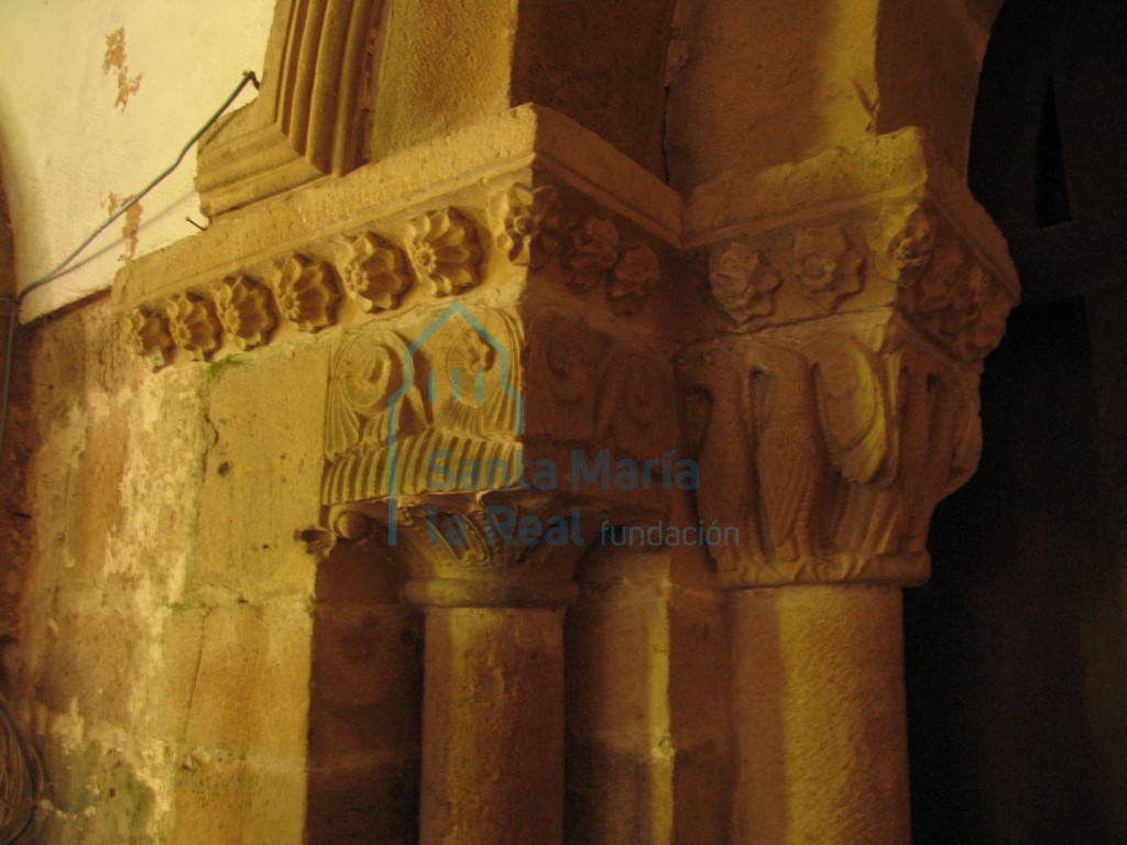Detalle de los capiteles del lado izquierdo de la portada meridional