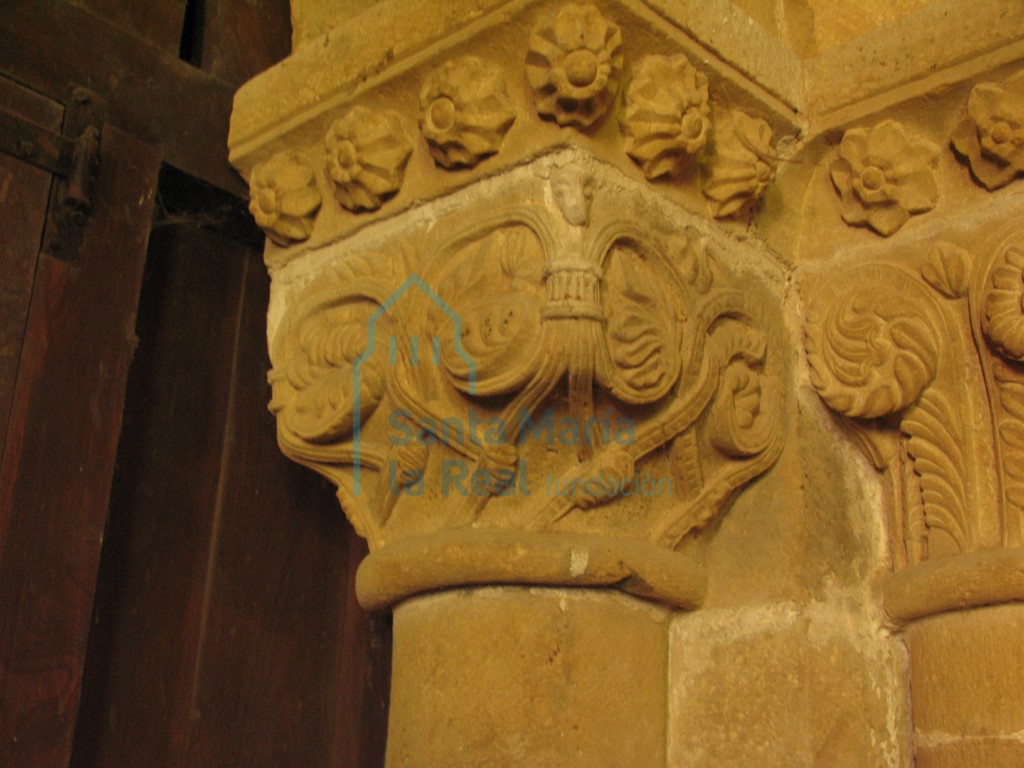 Detalle capitel del lado derecho de la portada meridional