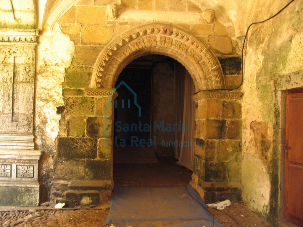 Portada que comunica el claustro con el zaguán