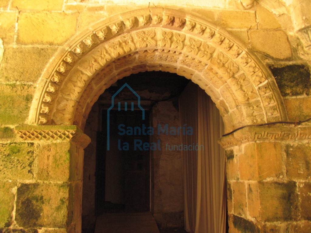 Detalle de la portada que comunica el  claustro con el zaguán