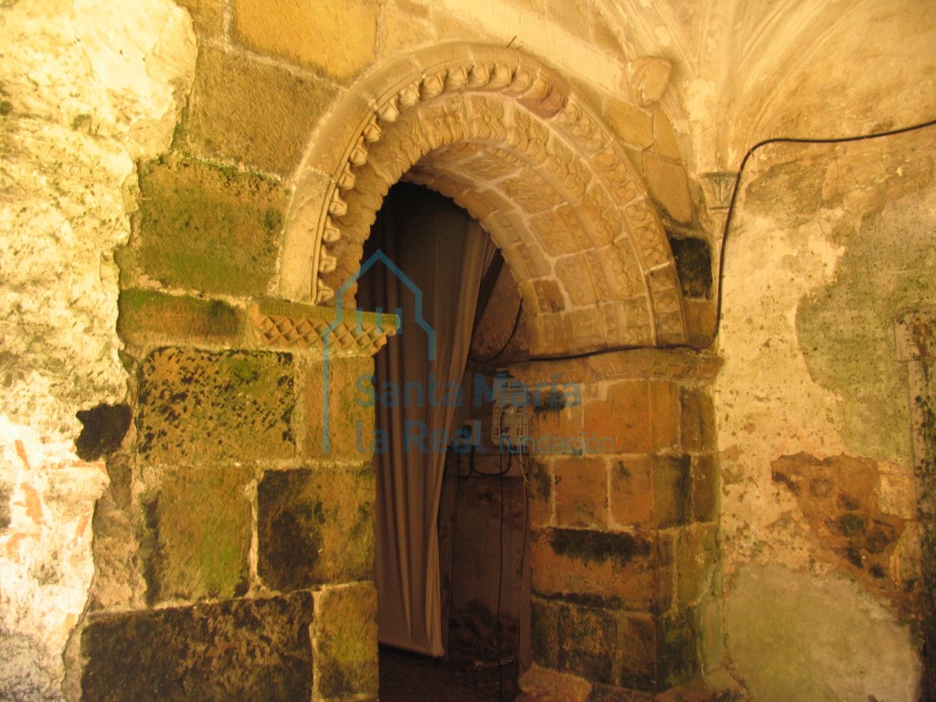 Detalle de la portada que comunica el claustro con el zaguán