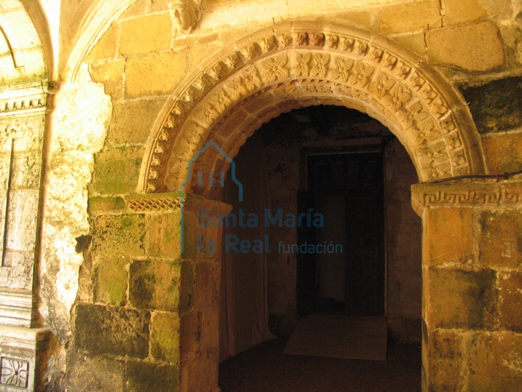 Portada que comunica el claustro con el zaguán