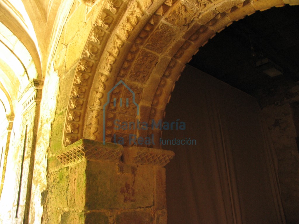Detalle del intradós de la portada que comunica el claustro con el zaguán. Decoración de puntas de diamante y rosetas