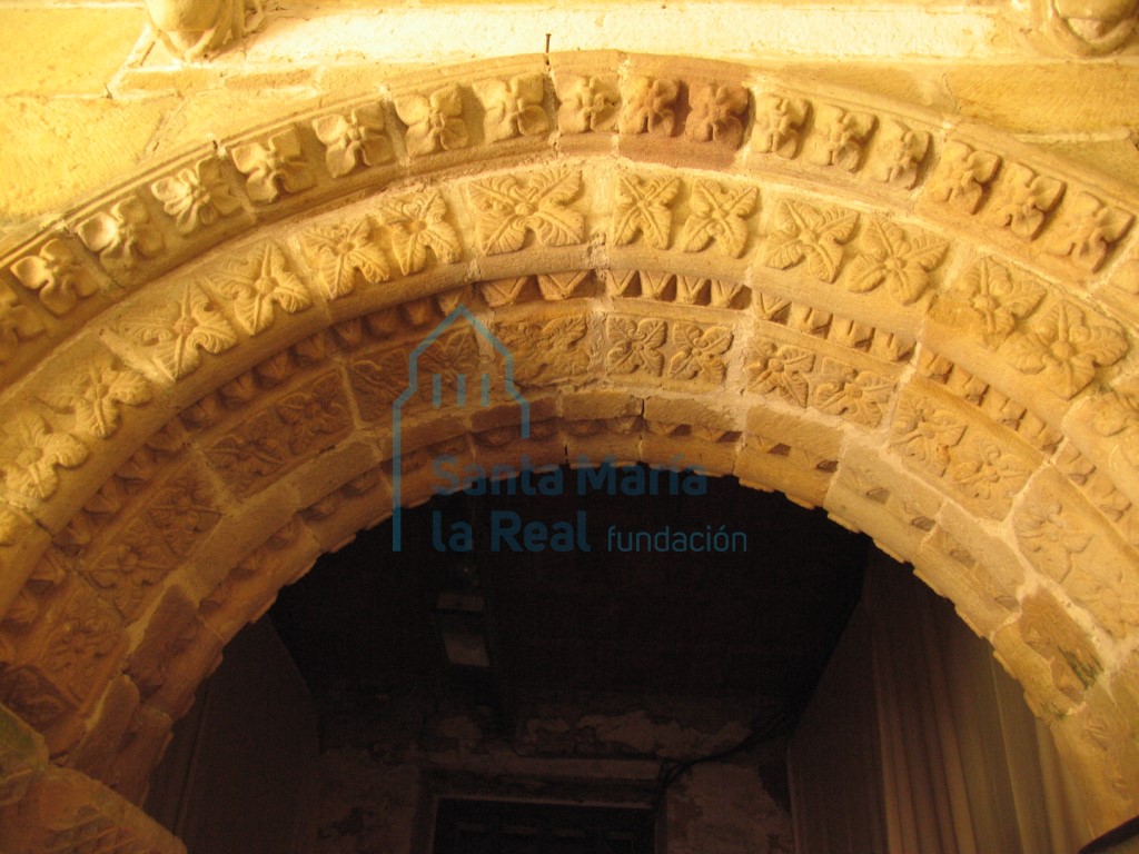 Detalle del arco de la portada que comunica el claustro con el zaguán Detalle del arco de la portada que comunica el claustro con el zaguán
