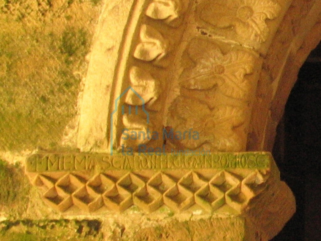 Inscripción en la imposta del lado izquierdo de la portada que comunica el claustro con el zaguán