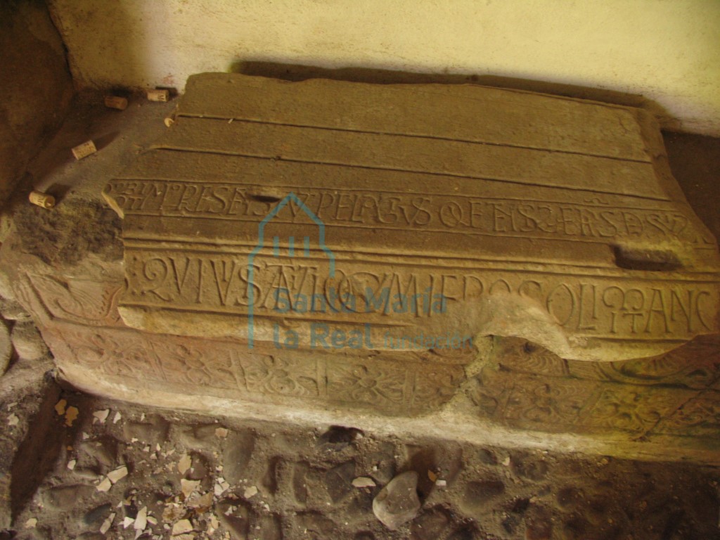 Detalle del arcosolio gótico situado en el claustro