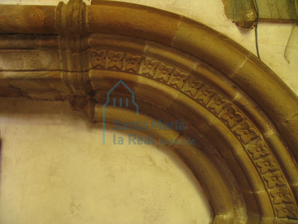 Detalle del arcosolio gótico del claustro