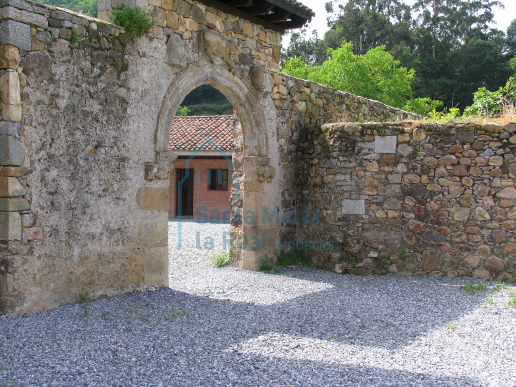 Portada primitiva de acceso a las antiguas huertas del monasterio