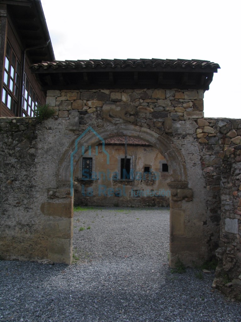 Portada primitiva de acceso a las antiguas huertas del monasterio