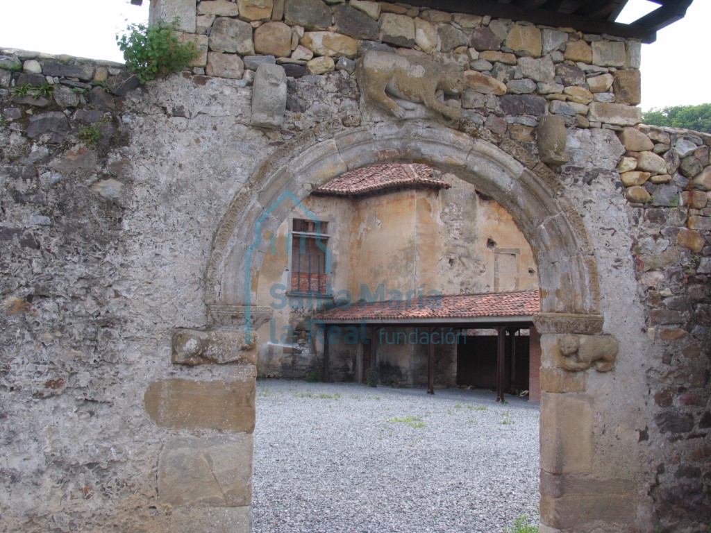 Portada primitiva de acceso a las antiguas huertas del monasterio