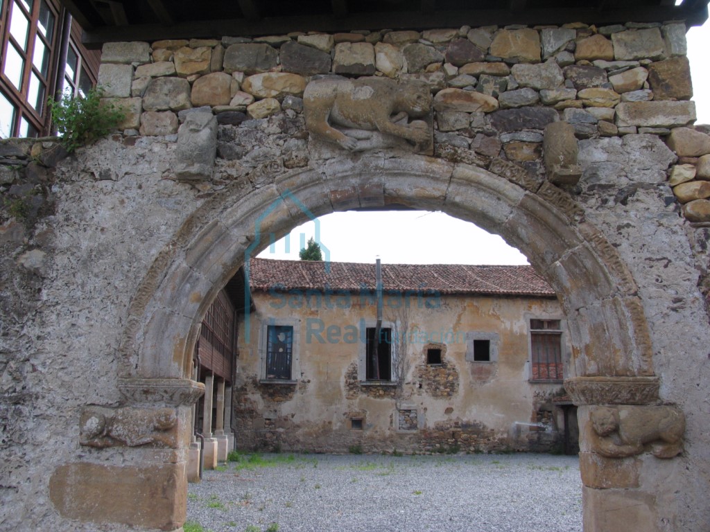 Portada primitiva de acceso a las antiguas huertas del monasterio