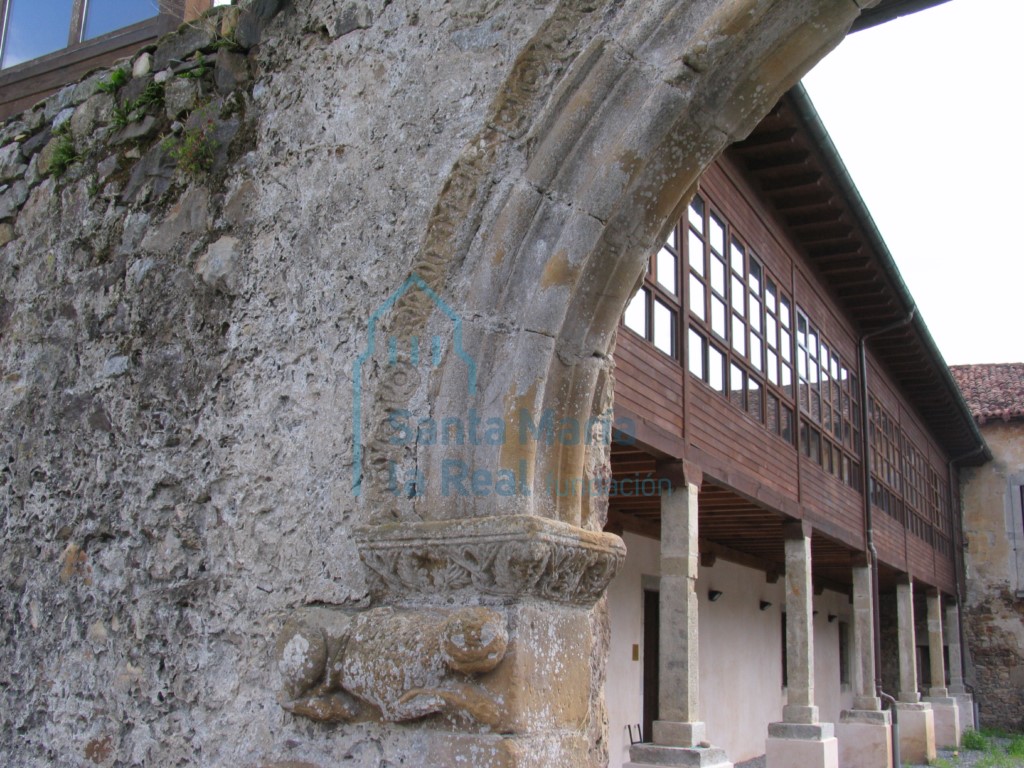 Detalle imposta y arco de la portada primitiva de acceso a las antiguas huertas del monasterio