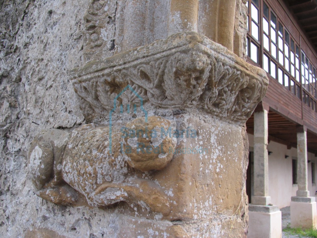 Detalle del lado izquierdo de la portada primitiva de acceso a las antiguas huertas del monasterio. Cuadrúpedo, posible león
