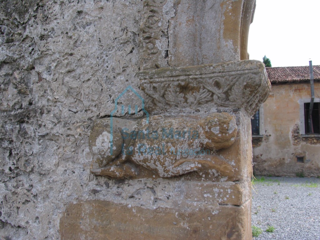 Detalle del lado izquierdo de la portada primitiva de acceso a las antiguas huertas del monasterio. Cuadrúpedo, posible león