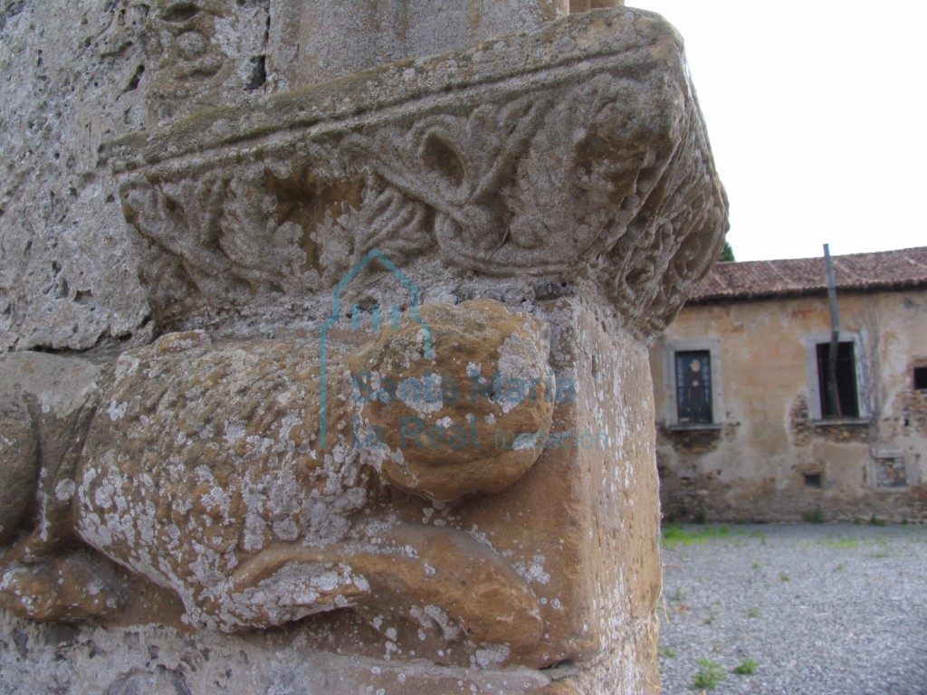 Detalle de la imposta y el león del lado izquierdo de la portada primitiva de acceso a las antiguas huertas del monasterio