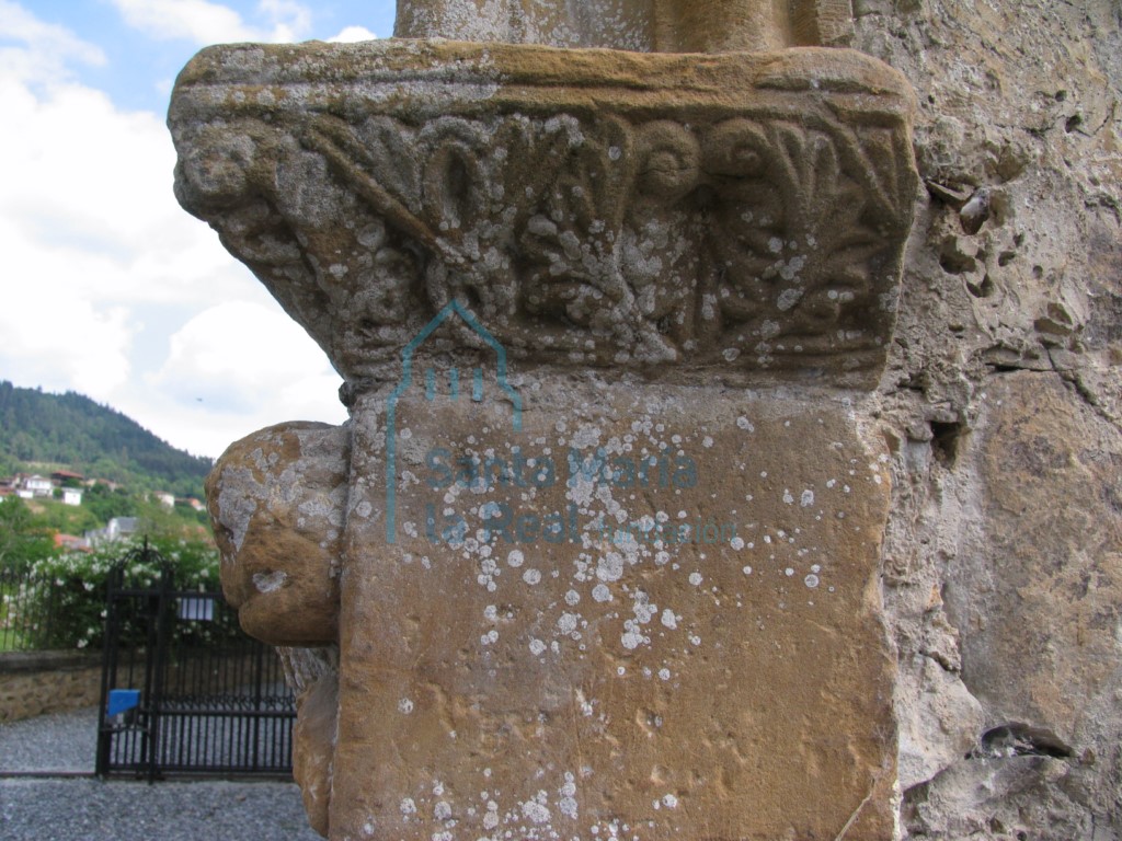 Detalle de la jamba y la imposta del lado izquierdo de la primitiva portada de acceso a las antiguas huertas del monasterio. Decoración de lacerías vegetales