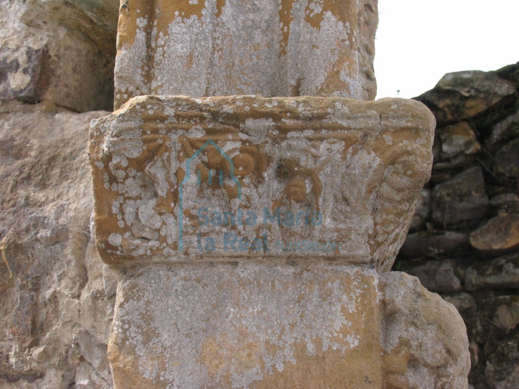 Detalle de la imposta del lado derecho de la primitiva portada de acceso a las huertas del monasterio