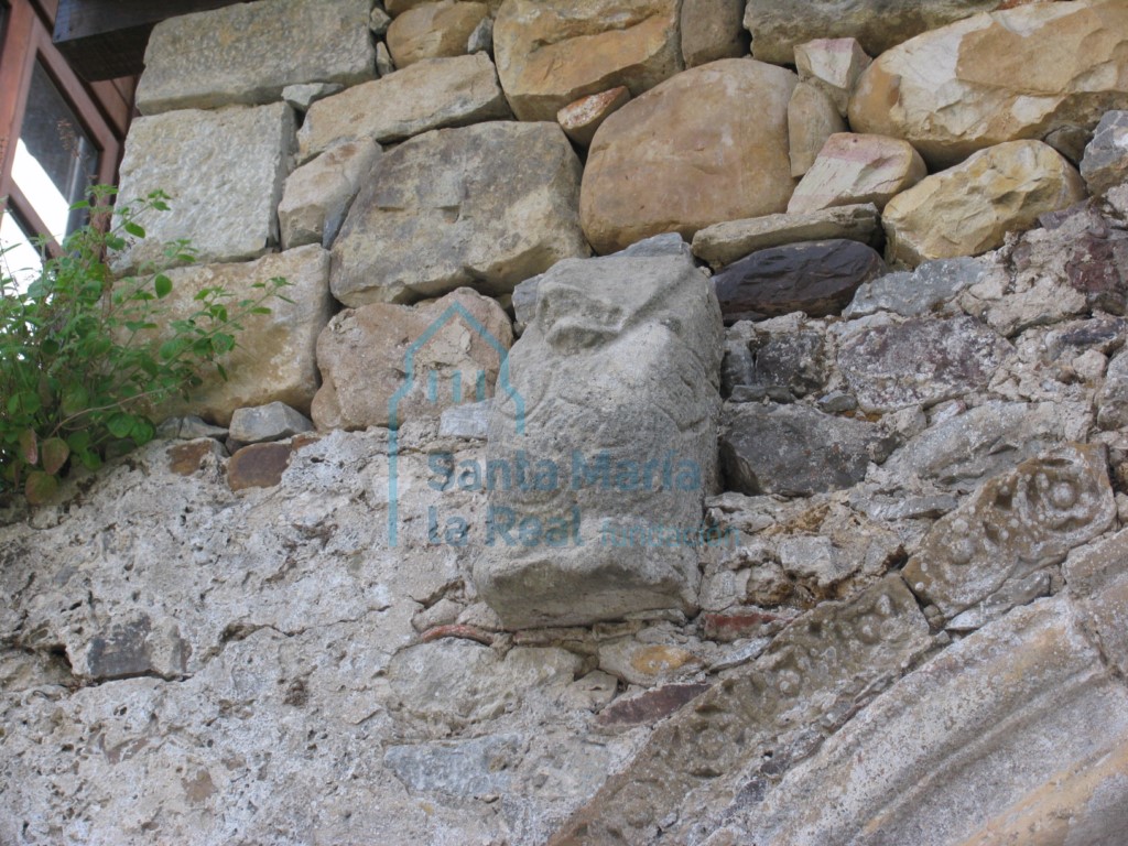 Figura de animal, posiblemente un ave, muy desgastada sobre la portada primitiva de acceso al antiguo huerto
