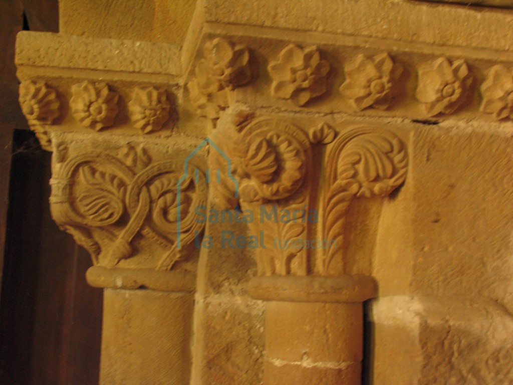 Detalle capitel de la portada meridional que comunica con el claustro