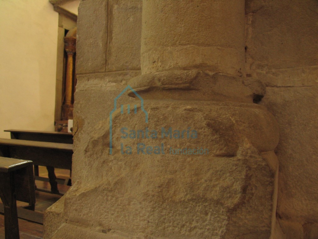 Detalle de la basa de un pilar de la nave