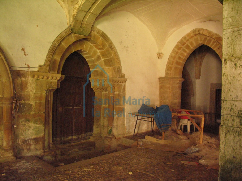 Vista del claustro y la portada meridional de la iglesia