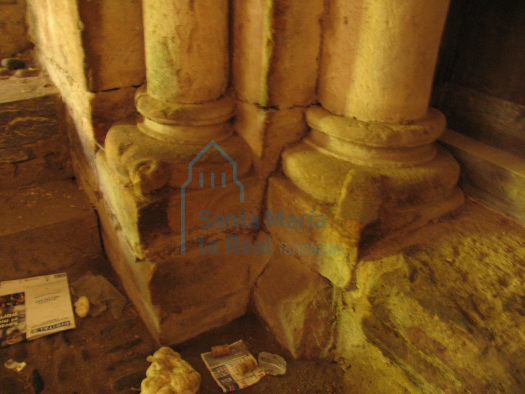 Detalle de las basas del lado izquierdo de la portada meridional de la iglesia