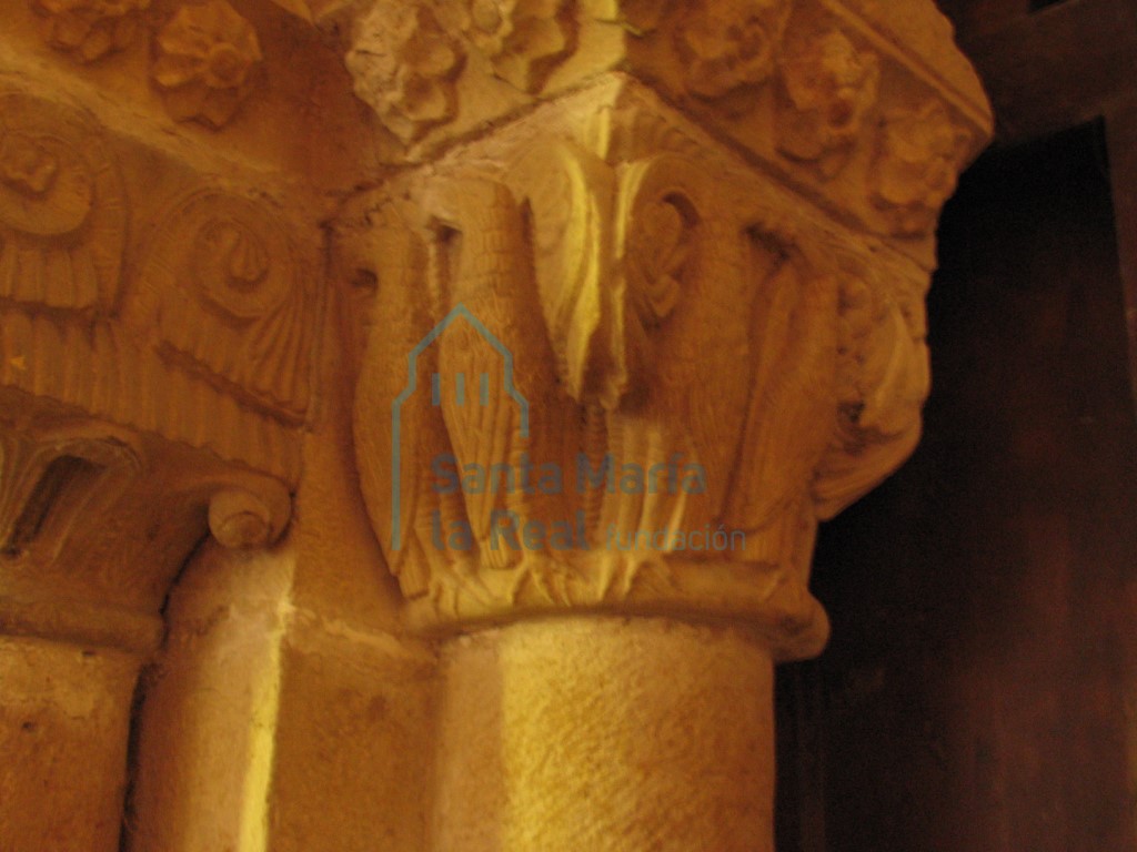 Capitel derecho de la portada meridional de la iglesia