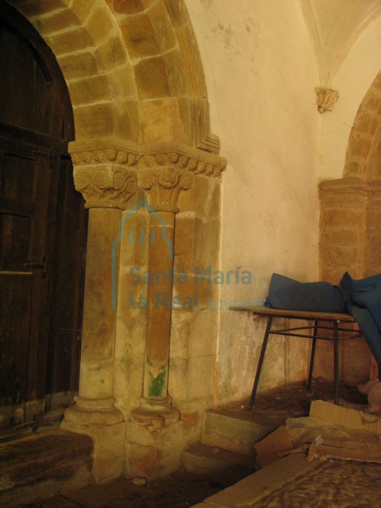 Detalle del lado derecho la portada meridional de la iglesia