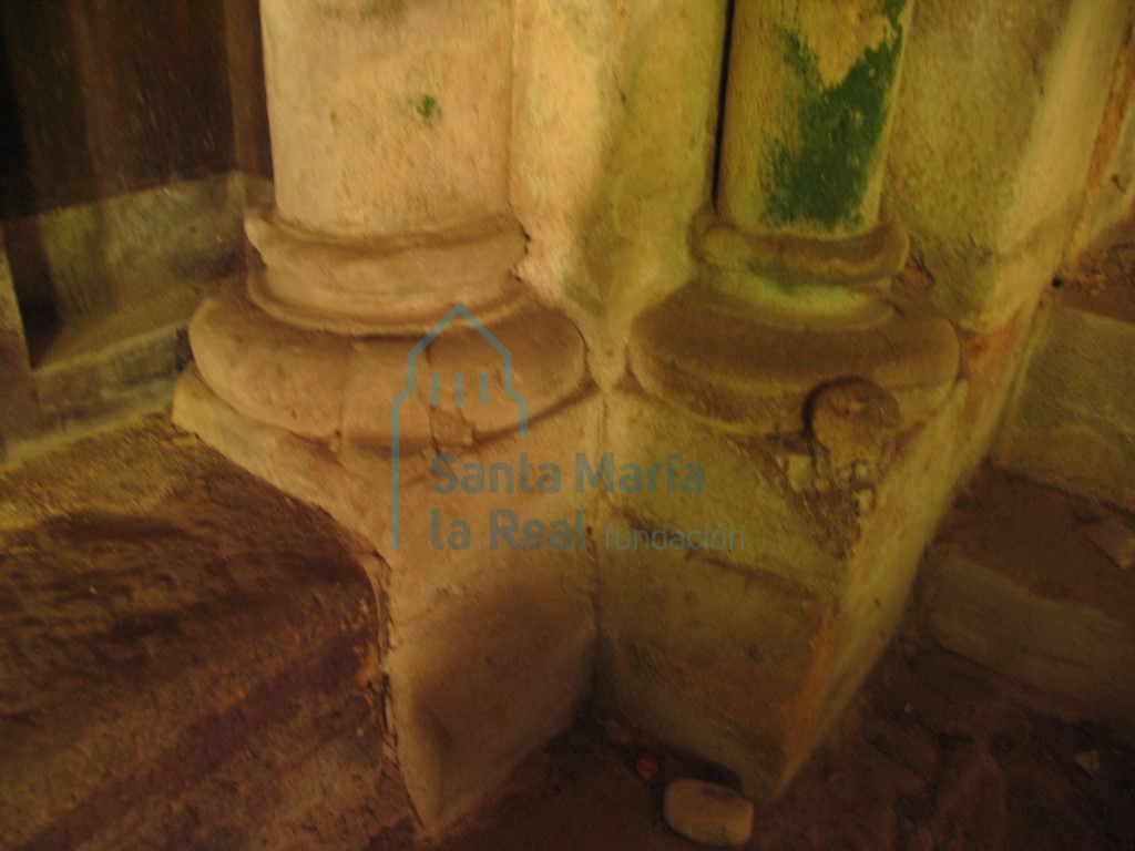 Basas del lado derecho de la portada meridional de la iglesia