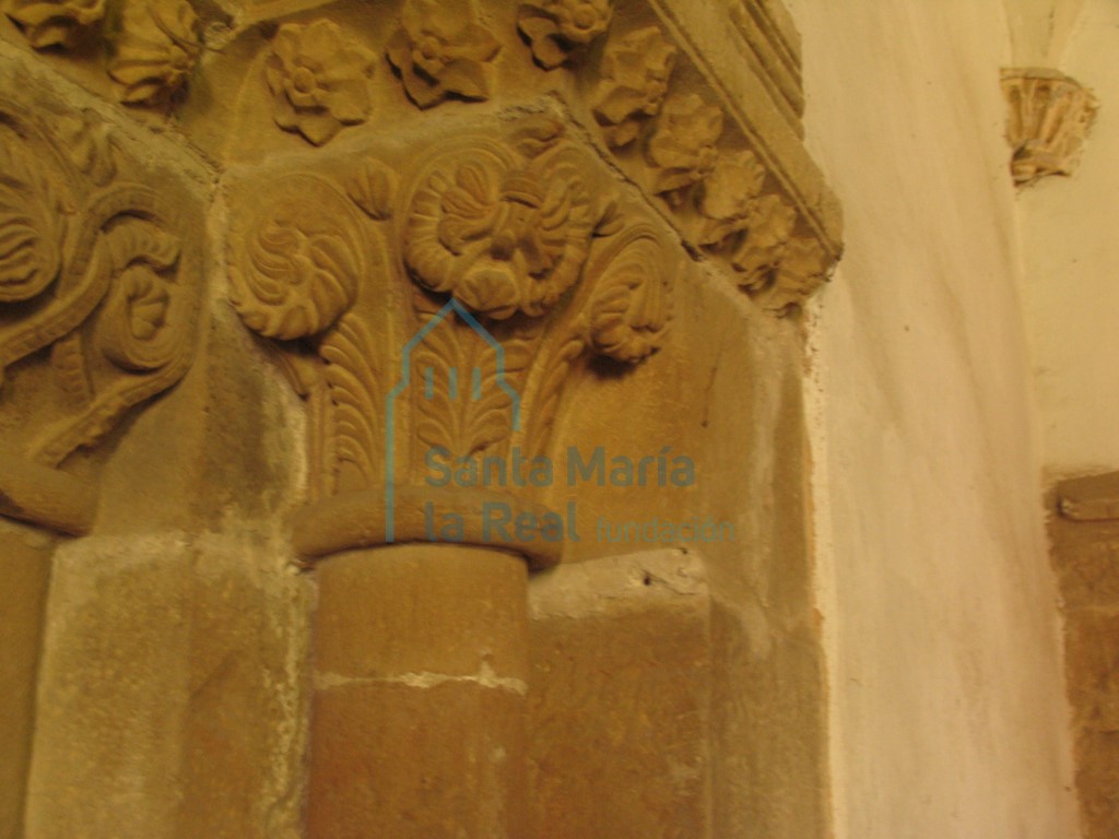 Capitel derecho de la portada meridional de la iglesia