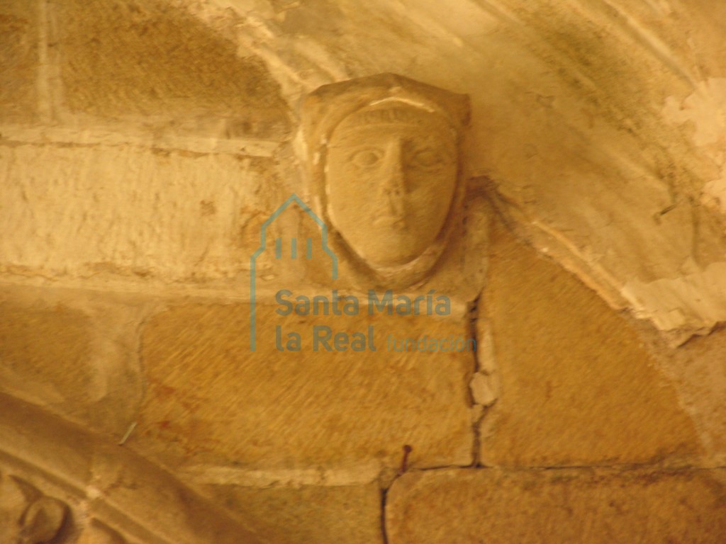 Canecillo o ménsula representando una cabeza masculina sobre la portada que comunica el claustro con el zaguán
