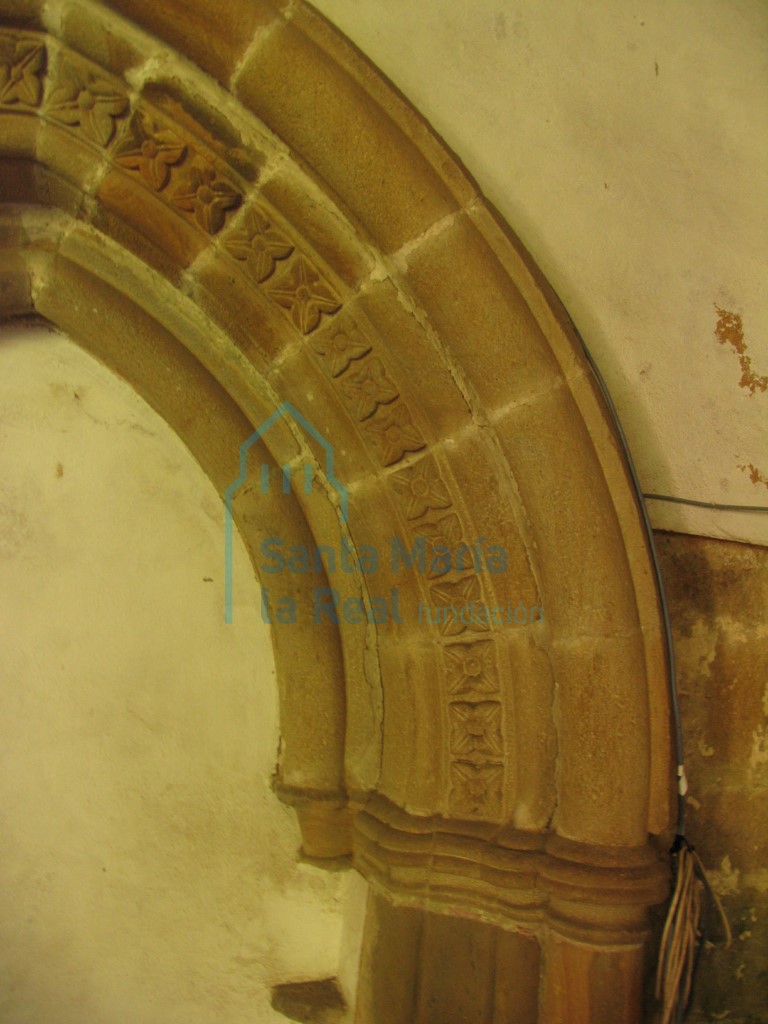 Detalle del lado derecho del arcosolio gótico situado en el claustro