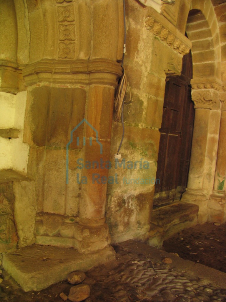 Detalle del lado derecho del arcosolio gótico situado en el claustro