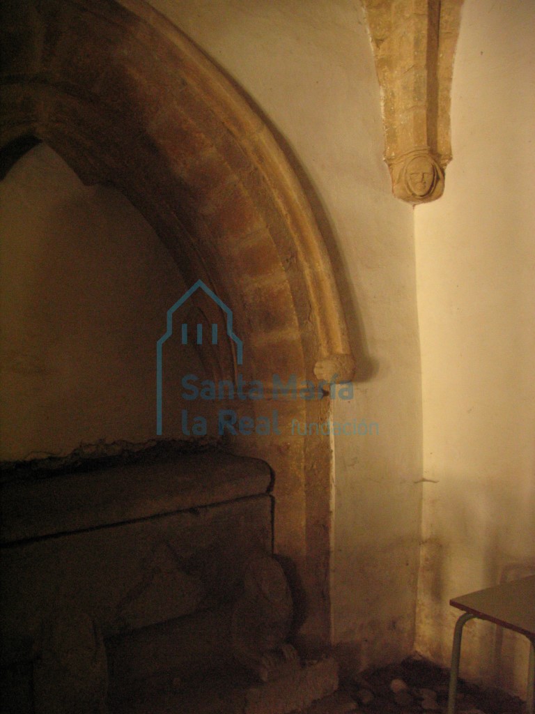 Detalle del lado derecho del arcosolio  situado en  la capilla funeraria de estilo gótico
