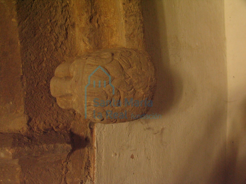 Detalle del lado derecho del arcosolio  situado en  la capilla funeraria de estilo gótico