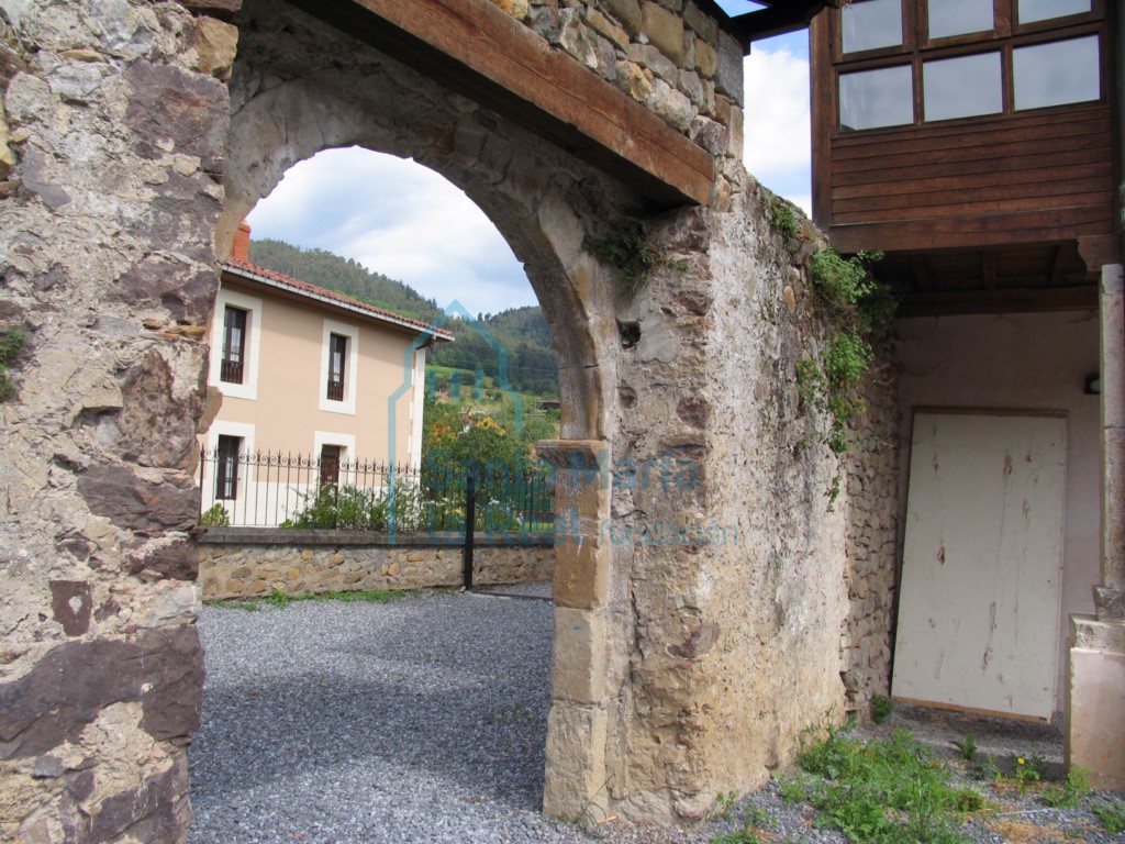 Portada primitiva que da acceso al antiguo huerto