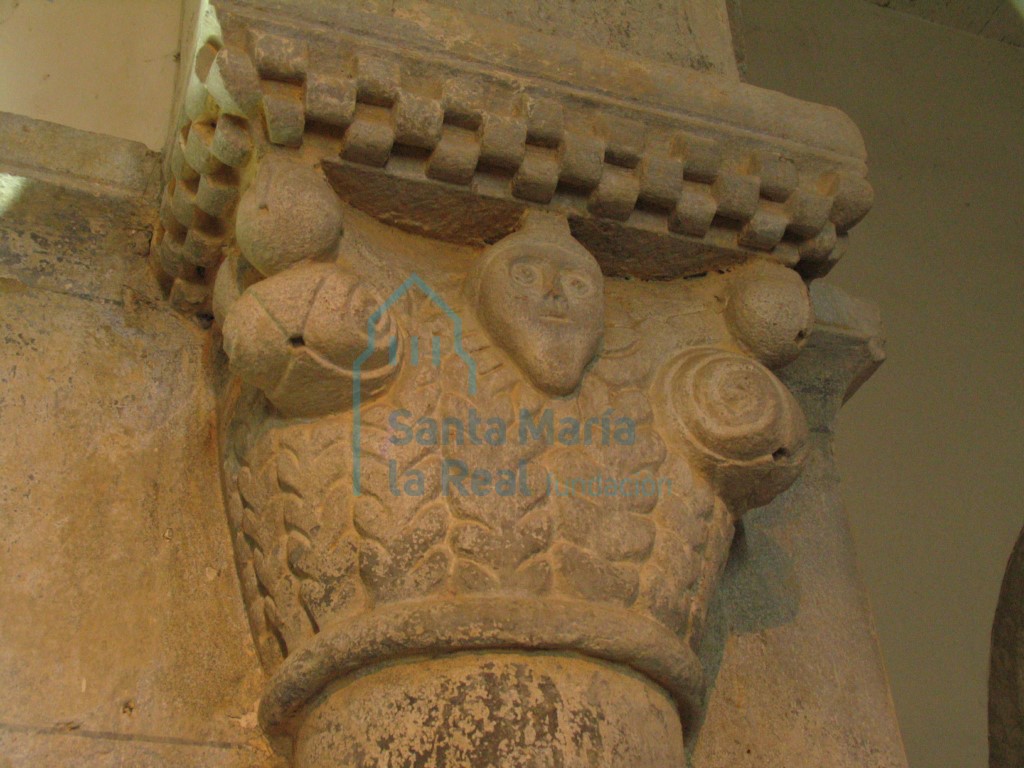 Capitel del arco triunfal del lado derecho