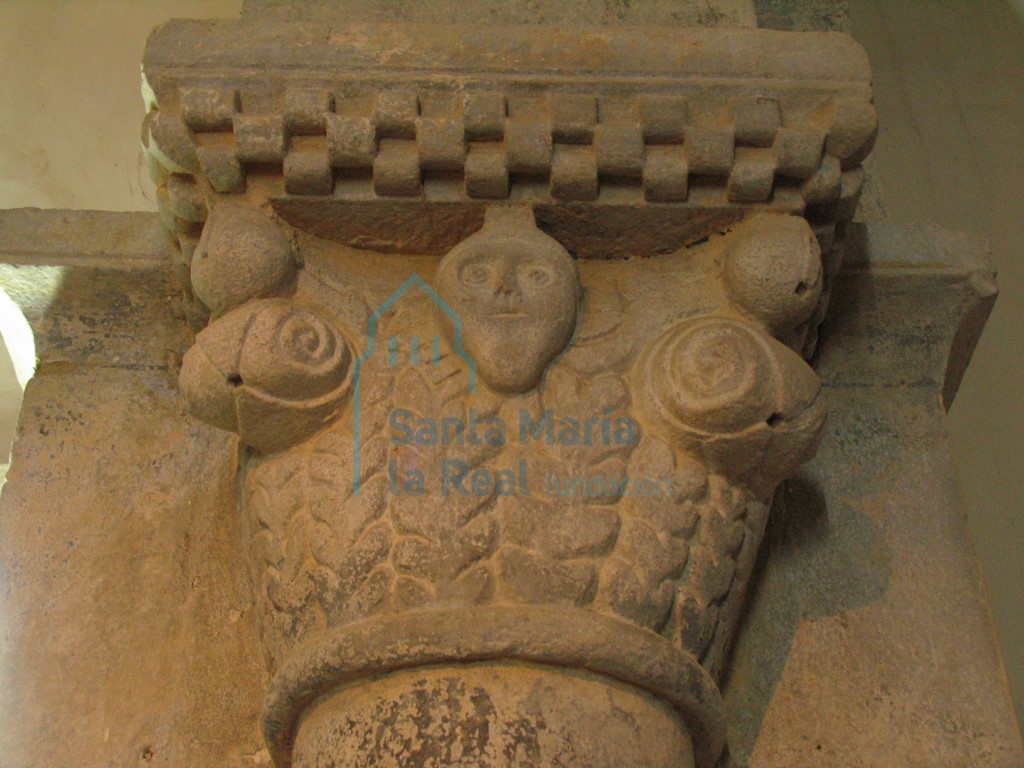 Capitel del arco triunfal del lado derecho