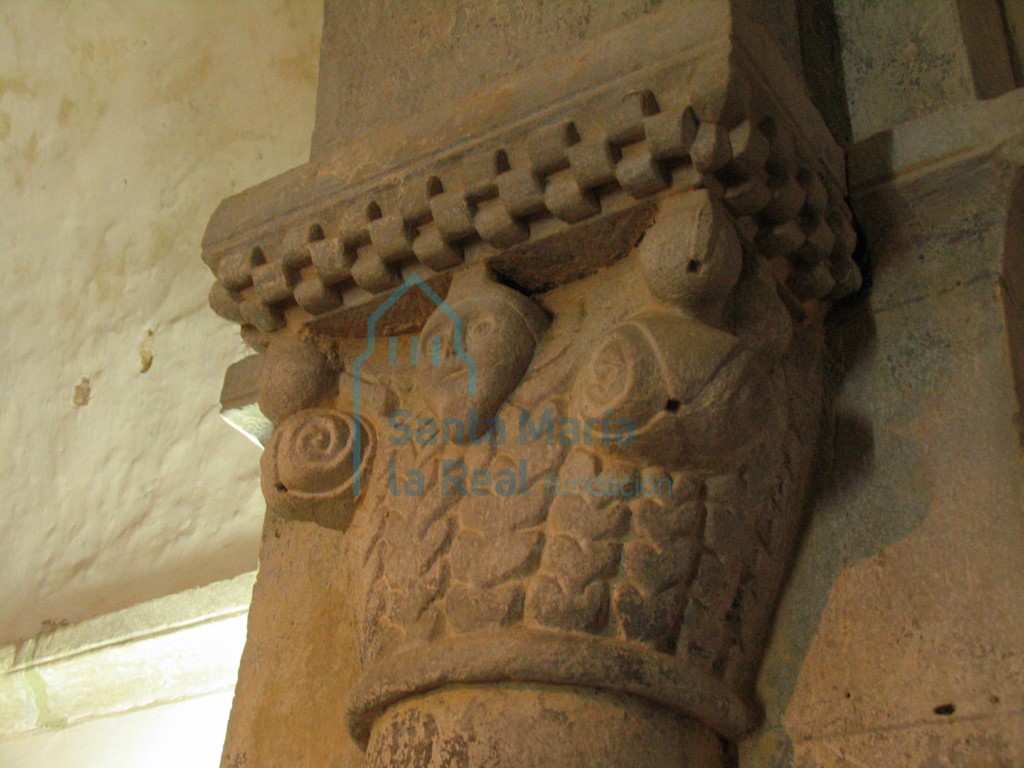 Capitel del arco triunfal del lado derecho