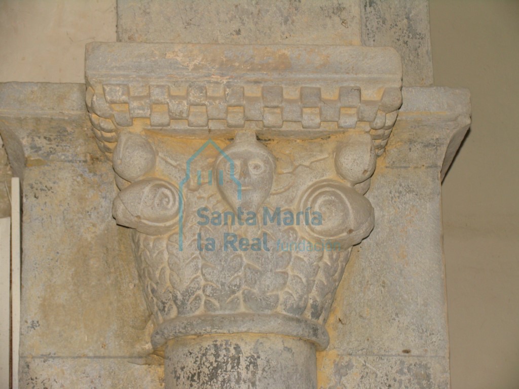 Capitel derecho arco triunfal